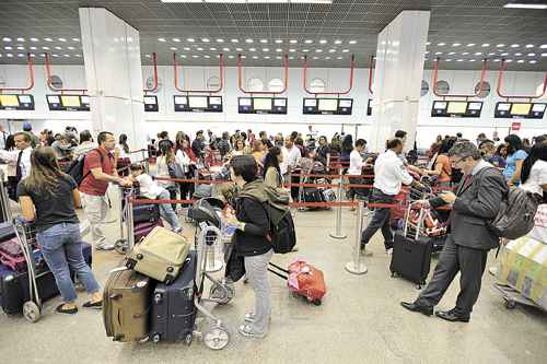 Mesmo ontem não sendo um dia de pico, quem embarcou no aeroporto de Brasília teve de enfrentar filas, falta de informações e atrasos em 33% dos voos (Monique Renne/CB/D.A Press) Mesmo ontem não sendo um dia de pico, quem embarcou no aeroporto de Brasília teve de enfrentar filas, falta de informações e atrasos em 33% dos voos (Monique Renne/CB/D.A Press)