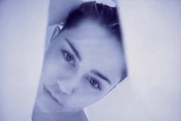 Em Adore You, Miley aparece de lingerie (Reprodução/Vídeo)