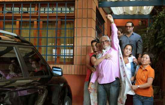 Genoino deixando sua casa no bairro do Butantã  para se entregar na sede da Polícia Federal de São Paulo em novembro (Robson Fernandjes/Estadão Conteúdo )