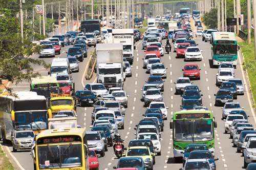 Congestionamento na EPTG: cena recorrente também devido ao excesso de 
veículos no Distrito Federal