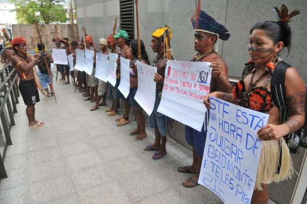 Índios munduruku, do Pará, protestam na Advocacia-Geral da União, em Brasília, contra a construção de hidrelétricas na Amazônia Legal (Breno Fortes/CB/D.A Press - 10/12/13) Índios munduruku, do Pará, protestam na Advocacia-Geral da União, em Brasília, contra a construção de hidrelétricas na Amazônia Legal (Breno Fortes/CB/D.A Press - 10/12/13)