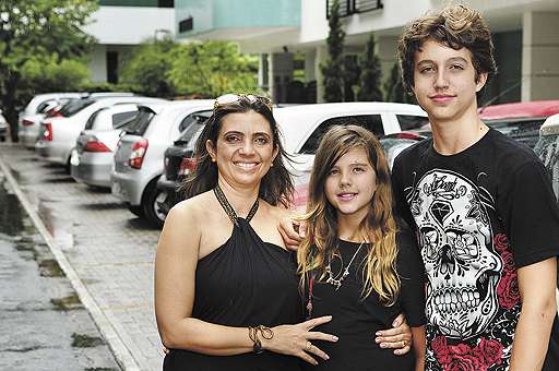 A servidora Calléria Witczak sempre contratou uma van para levar os filhos, João Marcos e Clarissa, à escola sem problemas graves (Bruno Peres/CB/D.A Press)