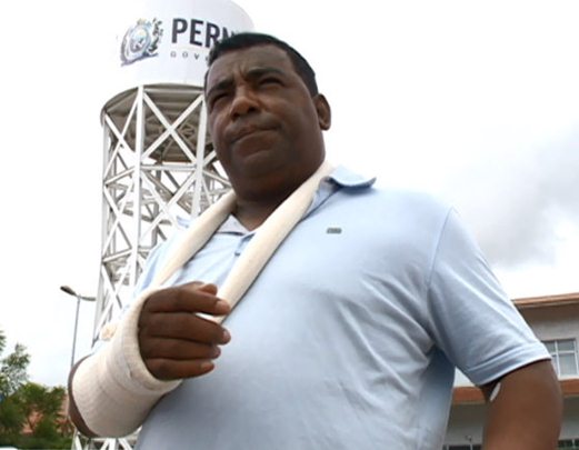 Luiz Carlos, vocalista da banda Raça Negra, quebrou o braço direito (Diário de Pernambuco) Luiz Carlos, vocalista da banda Raça Negra, quebrou o braço direito (Diário de Pernambuco)
