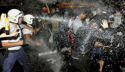 Em 2013, manifestantes foram contidos com spray de pimenta e bombas de efeito moral (Breno Fortes/CB/D.A Press - 20/6/13)