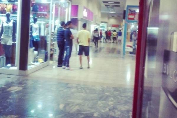 Clientes e funcionários ficaram presos dentro do shopping aguardando a liberação do local (Reprodução/Instagram/@jrbailla)