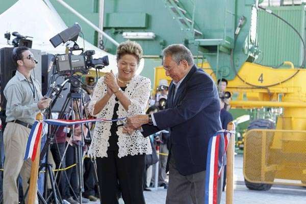 A presidente do Brasil e o líder cubano, Raul Castro, disseram na cerimônia de ontem que pretendem ampliar as relações comerciais ainda comedidas entre os dois países (Roberto Stuckert Filho/PR)