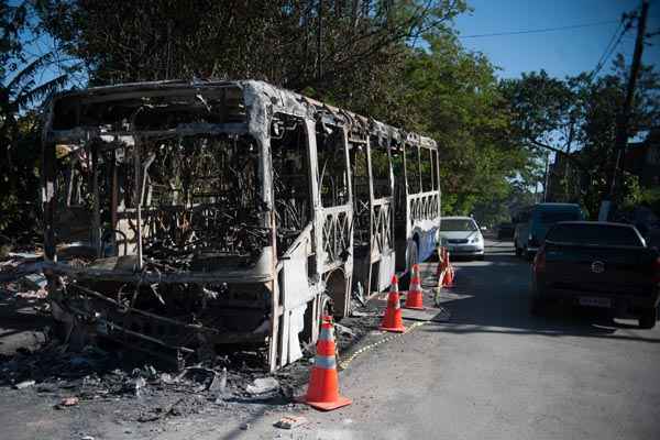 Ônibus incendiado na Estrada do M'Boi Mirim, zona sul de São Paulo (Marcelo Camargo/Agência Brasil) Ônibus incendiado na Estrada do M'Boi Mirim, zona sul de São Paulo (Marcelo Camargo/Agência Brasil)