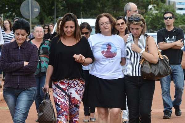 Ana Cleide Almeida, parentes e amigos no enterro do filho Leonardo Almeida, que morreu durante assalto em Águas Claras.  (Monique Renne/CB/D.A Press)