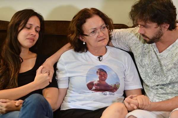 Ana Cleide (mãe) com Rose Fidelis e Gabriel Marques, namorada e melhor amigo de Leonardo Almeida morto durante assalto em Águas Claras (Monique Renne/CB/D.A Press)