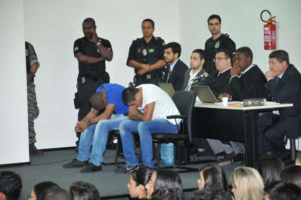 Jhonatan de Sousa Silva e Marcos Bruno Silva de Oliveira estão sendo julgados, no Fórum Desembargador Sarney Costa, no calhau (Gilson Teixeira/O Imp/D.A Press) Jhonatan de Sousa Silva e Marcos Bruno Silva de Oliveira estão sendo julgados, no Fórum Desembargador Sarney Costa, no calhau (Gilson Teixeira/O Imp/D.A Press)
