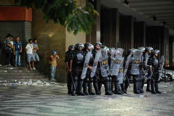 Policiamento é reforçado por causa de protesto contra aumento de passagem na Central do Brasil, no Rio de Janeiro (Fernando Frazão/Agência Brasil) Policiamento é reforçado por causa de protesto contra aumento de passagem na Central do Brasil, no Rio de Janeiro (Fernando Frazão/Agência Brasil)
