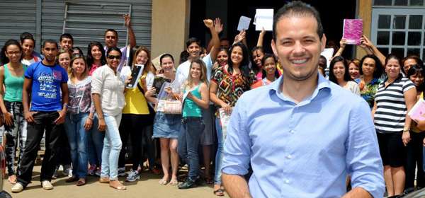 Godofredo em frente aos alunos: professor foi bem recebido em Brasília e resolveu retribuir com a iniciativa (Antonio Cunha/Esp. CB/D.A Press)