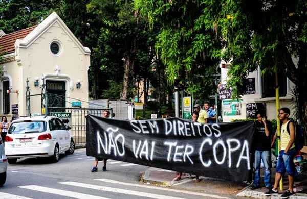 Protesto feito por amigos e familiares de Fabrício em frente a Hospital da Santa Casa (Adriano Lima/Brazil Photo Press (27/1)) Protesto feito por amigos e familiares de Fabrício em frente a Hospital da Santa Casa (Adriano Lima/Brazil Photo Press (27/1))