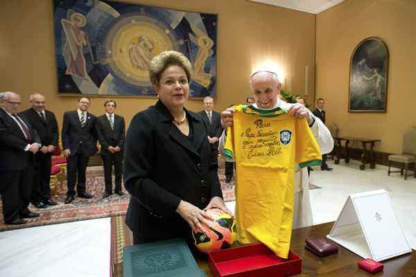 Papa Francisco segura uma camisa de futebol, assinada pelo astro brasileiro Pelé, entregue como presente da presidente do Brasil, Dilma Rousseff, durante uma reunião no Vaticano no dia 21 de fevereiro. (Osservatore Romano/Reuters)