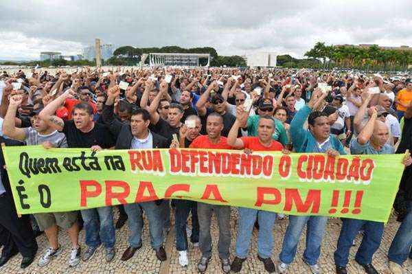 Cerca de 15 mil PMs e bombeiros participaram de marcha na quinta-feira na Esplanada dos Ministérios: protesto após acordo com o GDF (Gustavo Moreno/CB/D.A Press)