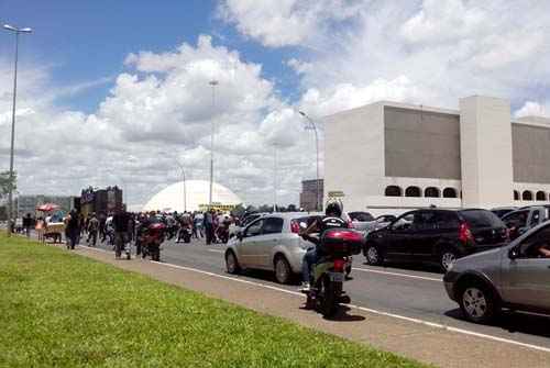 Carreata dos praças da Polícia Militar bloqueia 4 faixas do Eixo Monumental, sentido Congresso Nacional (Almiro Marcos/CB/D.A Press)