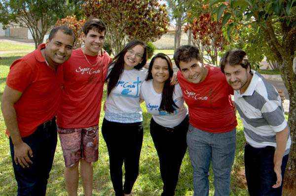 Thays (sem óculos) e os amigos já estão preparados para o congresso da Assembleia de Deus em Sobradinho (Lucas Fortunato/Divulgação)