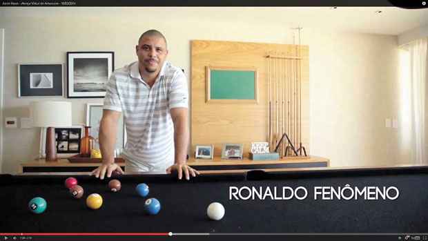 O ex-jogador Ronaldo mandou em vídeo o parabéns a Aécio  (YouTube/Reprodução)