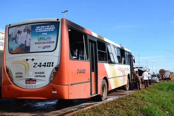 Outro ônibus quebrado no sentido Plano Piloto complicou o trânsito  (Ed Alves/CB/D.A Press)
