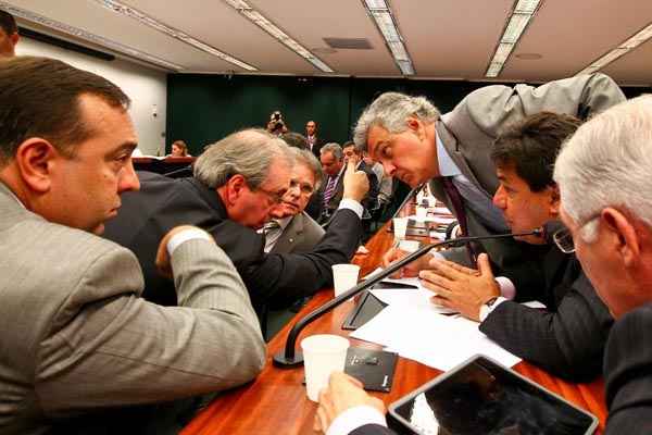 Oposição e integrantes do blocão fecham acordo para a convocação de ministros: revés governista (Pedro Ladeira/Folhapress)