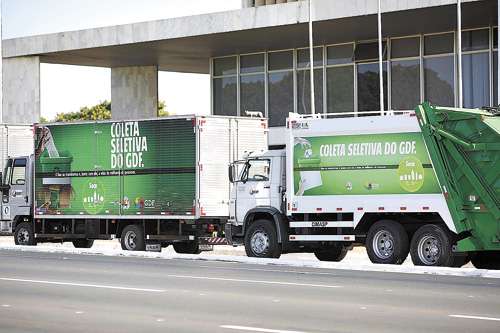 Novos caminhões: fiscais acompanham o trabalho, após denúncias (Divulgação/ GDF)