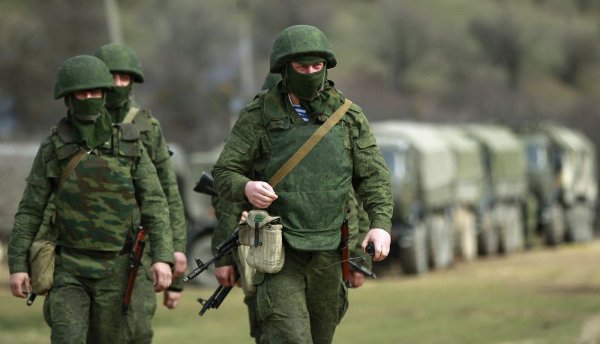Homens armados, supostamente soldados russos, bloqueiam a base ucraniana de Perevalnoye, próximo a Simferopol, capital da Crimeia (David Mdzinarishvili/Reuters)