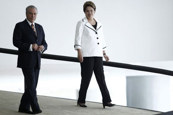 Michel Temer e Dilma Rousseff:  a ordem é esfriar a crise e resolver palanques estaduais para evitar o segundo turno (Ueslei Marcelino/Reuters - 10/11/11)
