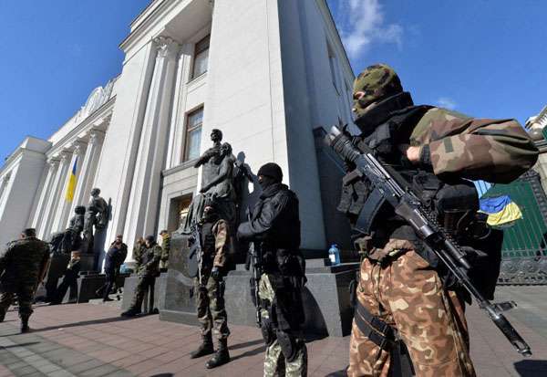 Tropas especiais ucranianas montam guarda na frente do parlamento em Kiev: tensão deve aumentar após acordo da Crimeia com a Rússia (Sergei Supinsky/AFP)