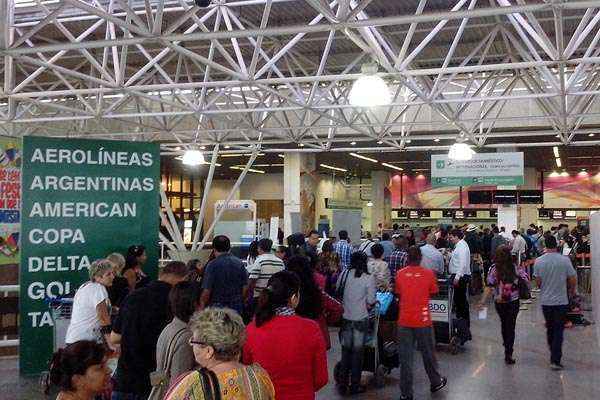 Passageiros encontram longas filas na ala Norte do aeroporto (Almiro Marcos/Esp CB/D.A Press)