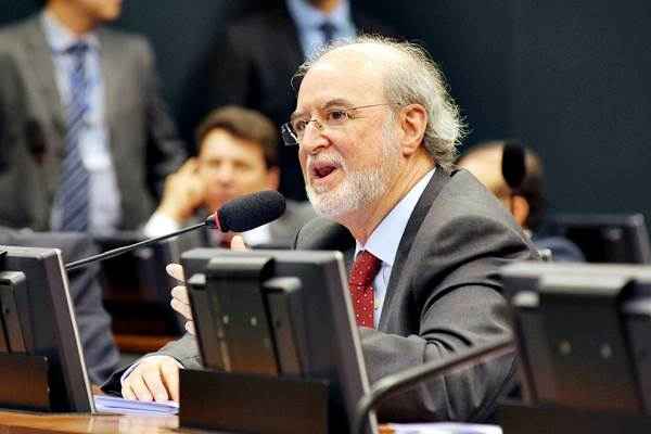 Eduardo Azeredo (PSDB-MG) responde pelas acusações de peculato e lavagem de dinheiro (Luís Macedo/Câmara dos Deputados)