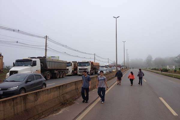 DF-150: motoristas ficam retidos na rodovia devido a bloqueio de caminhoneiros  (Breno Fortes/CB/D.A Press)