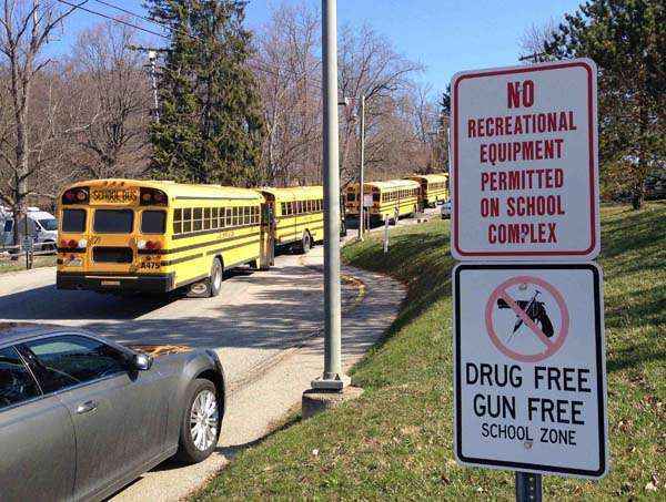 Após relatos de esfaqueamento, ônibus escolares ficam estacionados fora da escola  (Elizabeth Daley/Reuters )