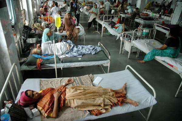 Pacientes com a febre da chikungunya são atendidos em hospital na Índia: transmissão da doença é mais rápida que a da dengue (Ajit Solanki/AFP - 17/1/2008)