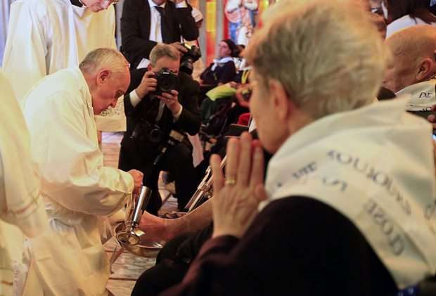 O papa visitou um centro de reabilitação em uma igreja de Roma (Tony Gentile/Reuters)