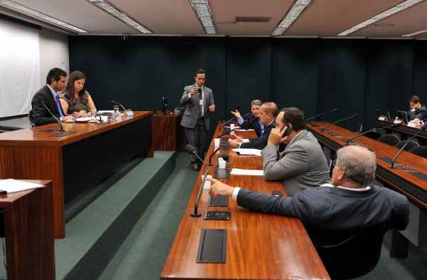 A comissão externa da Câmara criada para investigar a suspeita de pagamento de propina a funcionários da Petrobras quer ouvir Paulo Roberto Costa, ex-diretor da estatal detido em março (Zeca Ribeiro/Câmara dos Deputados)