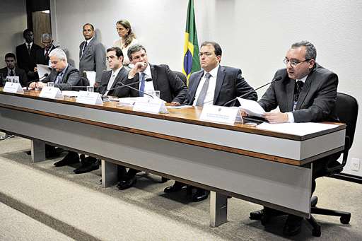 Sérgio Mendes (E), ao lado de Bruno Dantas, e Fernando Moutinho (D) (José Cruz/Agência Senado)
