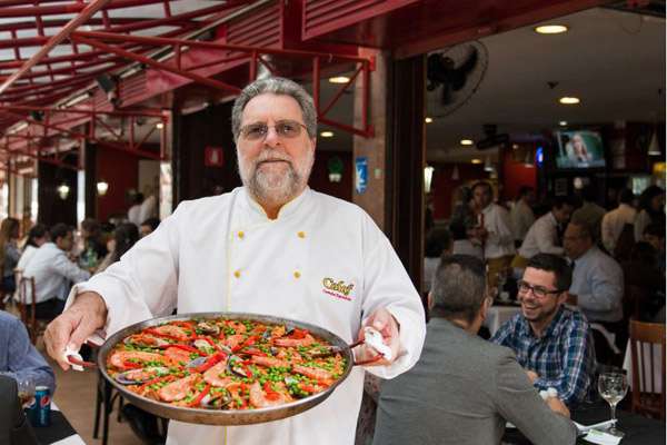O chef Venceslau Calaf vai oferecer um dos pratos mais tradicionais do seu restaurante, a paella, ao custo de R$ 15 (Rener Oliveira/Divulgação)