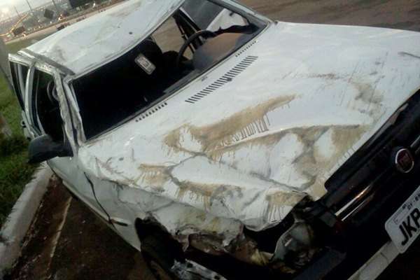 Na imagem, o Fiat Uno branco do acidente na EPTG (Polícia Militar/Divulgação)
