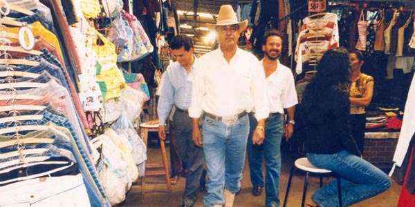 O então candidato a deputado distrital Tatico durante a campanha de 1998: chapéu, camisa e botas brancas (Zuleika de Souza/CB/D.A Press - 28/6/98)