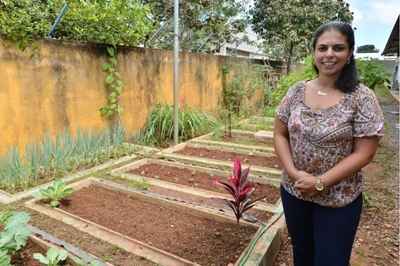 Diretora Sihami Mudarra junto à horta escolar (Marcelo Ferreira/CB/D.A Press)