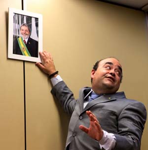 Bernardo Santana pendurou um retrato de Lula na parede do gabinete (Alan Marques/Folhapress)