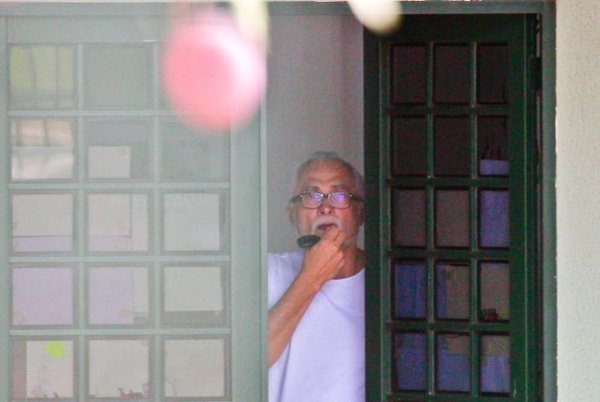 Ex-deputado José Genoíno, condenado e preso no processo do mensalão, é visto na casa alugada onde cumpre prisão domiciliar provisória para tratamento médico, em janeiro deste ano (Pedro Ladeira/Folhapress)