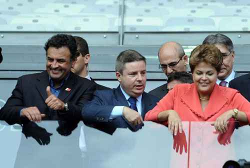 Aécio e Dilma, separados por Antonio Anastasia, na reinauguração do Mineirão: economia no centro do debate (Carlos Alberto/Imprensa MG/Divulgação)