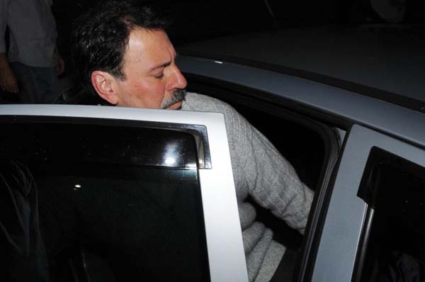 Delúbio entra em veículo da CUT após o expediente de ontem: o ex-tesoureiro do PT terá que cumprir pena na Papuda até o fim do ano  (Carlos Moura/CB/D.A Press)