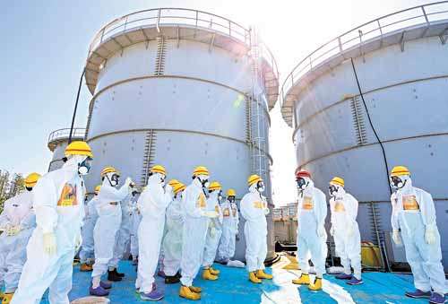 Durante as inspeções à usina de Fukushima, a proteção era obrigatória: o contato com agentes radioativos pode levar à morte (Reuters)