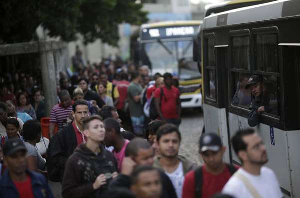 Paradas de ônibus lotadas: Rio enfrenta greve de rodoviários e apenas 40% do efetivo circularam ontem (Ricardo Moraes/Reuters)