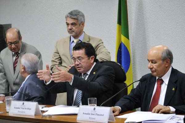 Presidente Vital do Rêgo (C) e o relator José Pimentel (D): rejeitado requerimento de convocação de Lula (Geraldo Magela/Agência Senado)