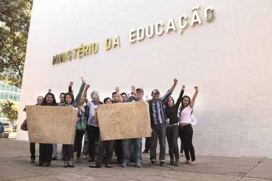 Mais um dia de protesto em frente ao Ministério da Educação. Empregados reclamam do atraso e de insegurança (Ana Rayssa/Esp. CB/D.A Press)