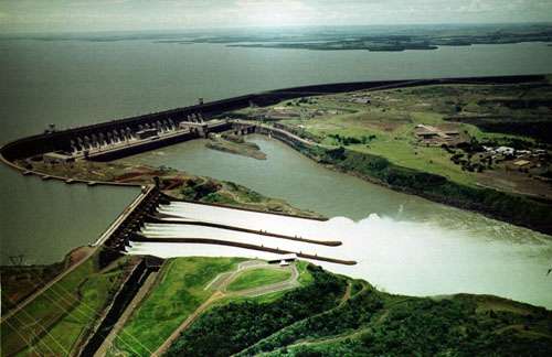 Itaipu, a maior hidrelétrica do país, está servindo de arma para o governo paraguaio atrair fábricas do lado brasileiro, oferecendo custo inferior e baixa tributação na conta de luz (Jorge Cardoso /CB/D.A Press)