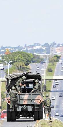 Militares armados com fuzis em caminhão parado em ponto estratégico da Estrada Parque Indústria e Abastecimento (Epia): segurança nas ruas (Antonio Cunha/CB/D.A Press)